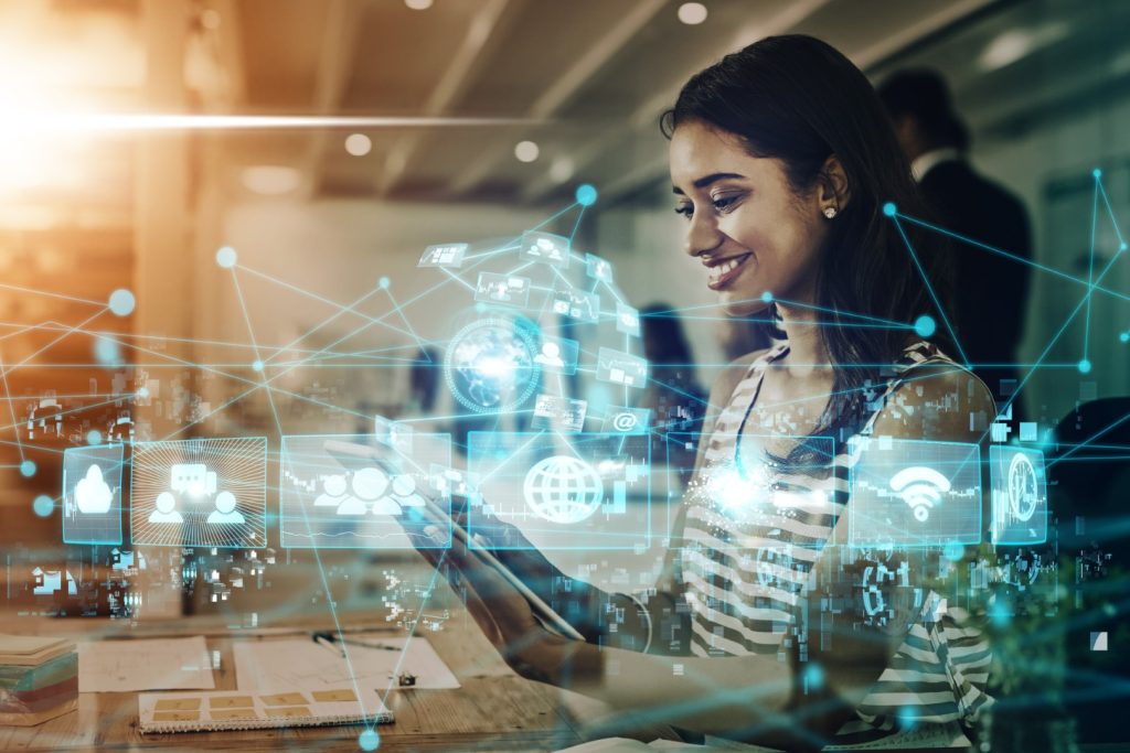 Transformation digitale des ressources humaines: quels sont les principaux enjeux ? 2 transformation numérique avec une femme et une tablette pour la communication globale
