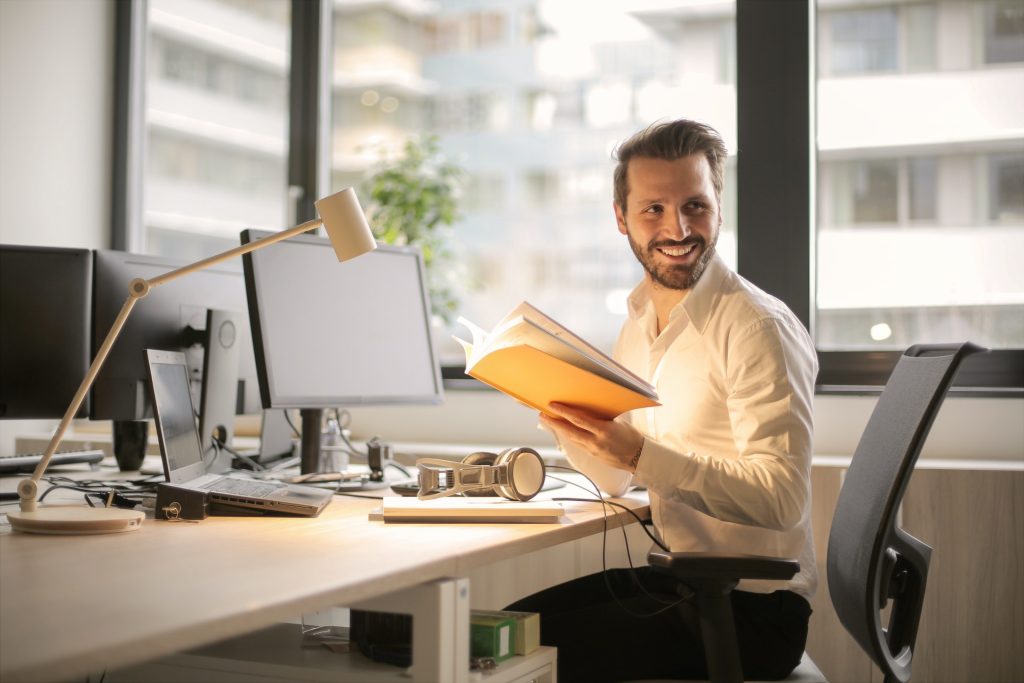 collaborateur devant un écran